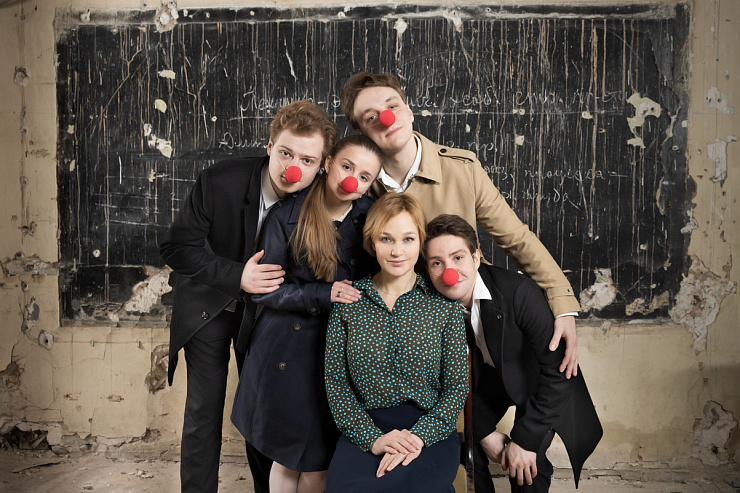 В «Сатириконе» готовятся к онлайн-премьере спектакля «Дорогая Елена Сергеевна» - фотография